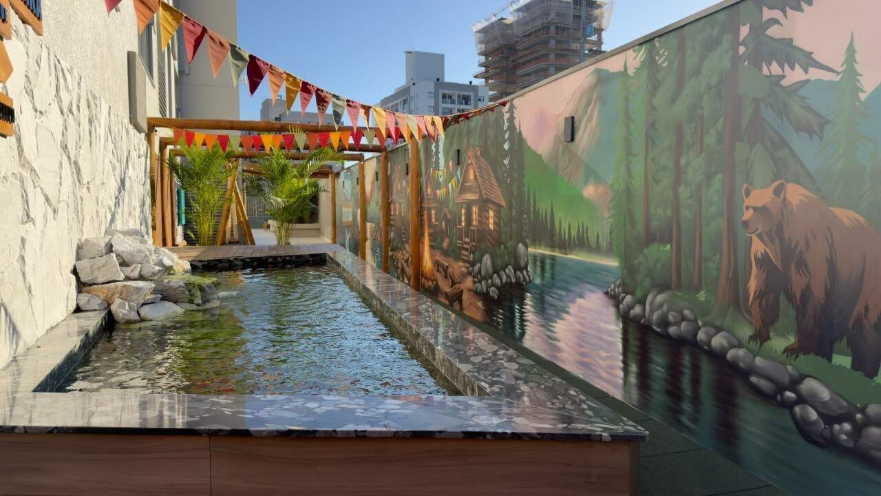 Kikiuaka Club com espelho d’água e mural de floresta