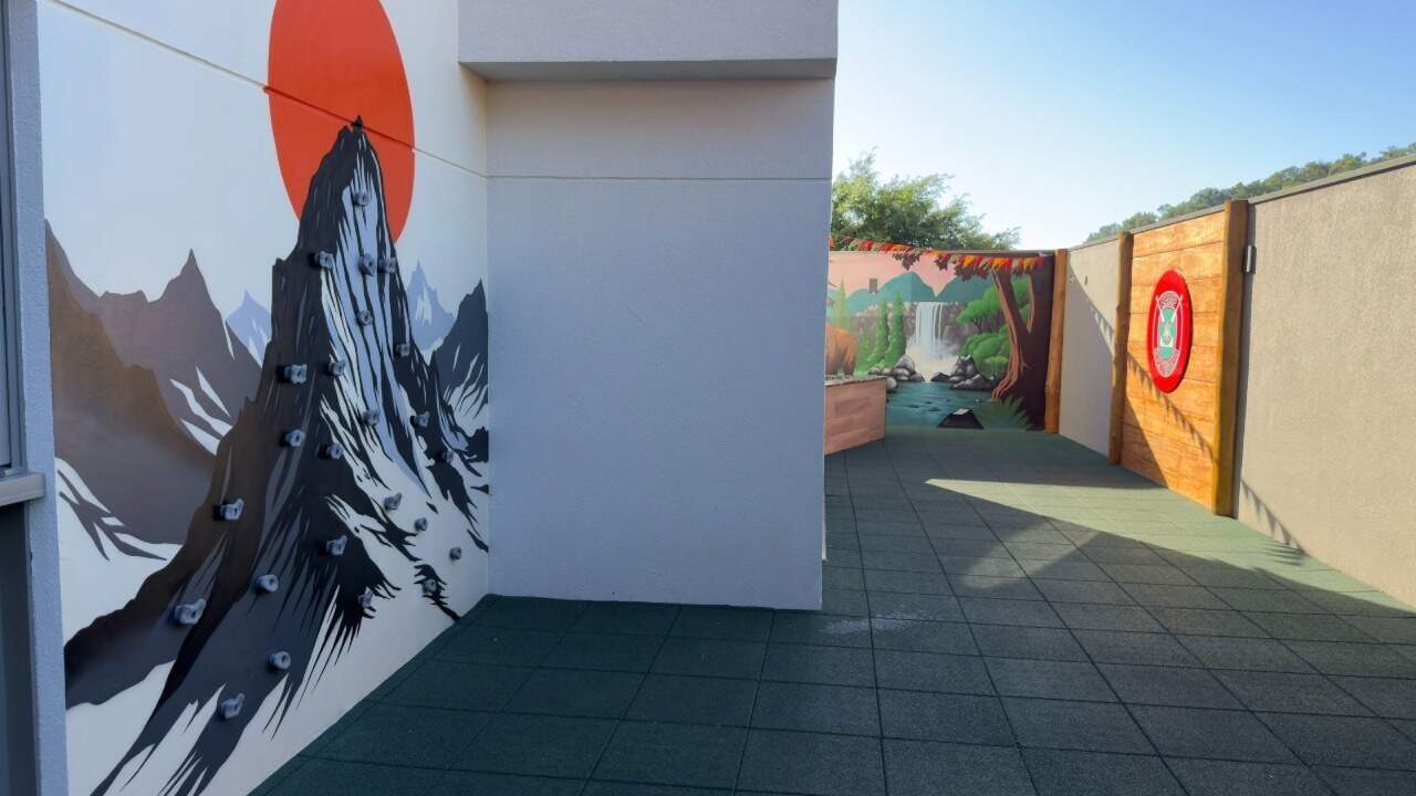 Mural de montanha no Kikiuaka Club, com piso emborrachado