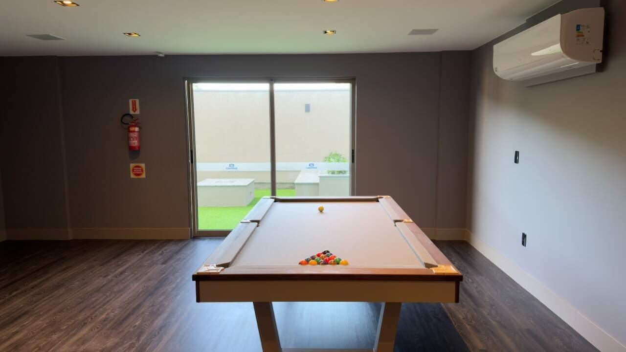 Sala de jogos com mesa de sinuca