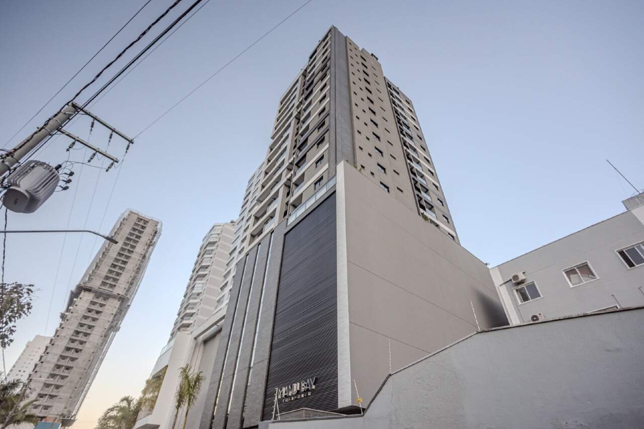 Torre do Manu Bay Residence vista da Rua Aririba, na Praia Brava, em Itajaí