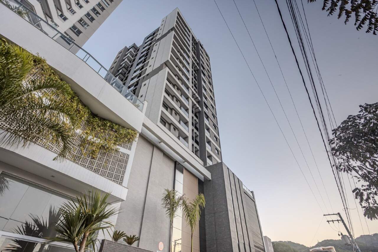 Torre e embasamento com jardins, obra da Macon Empreendimentos