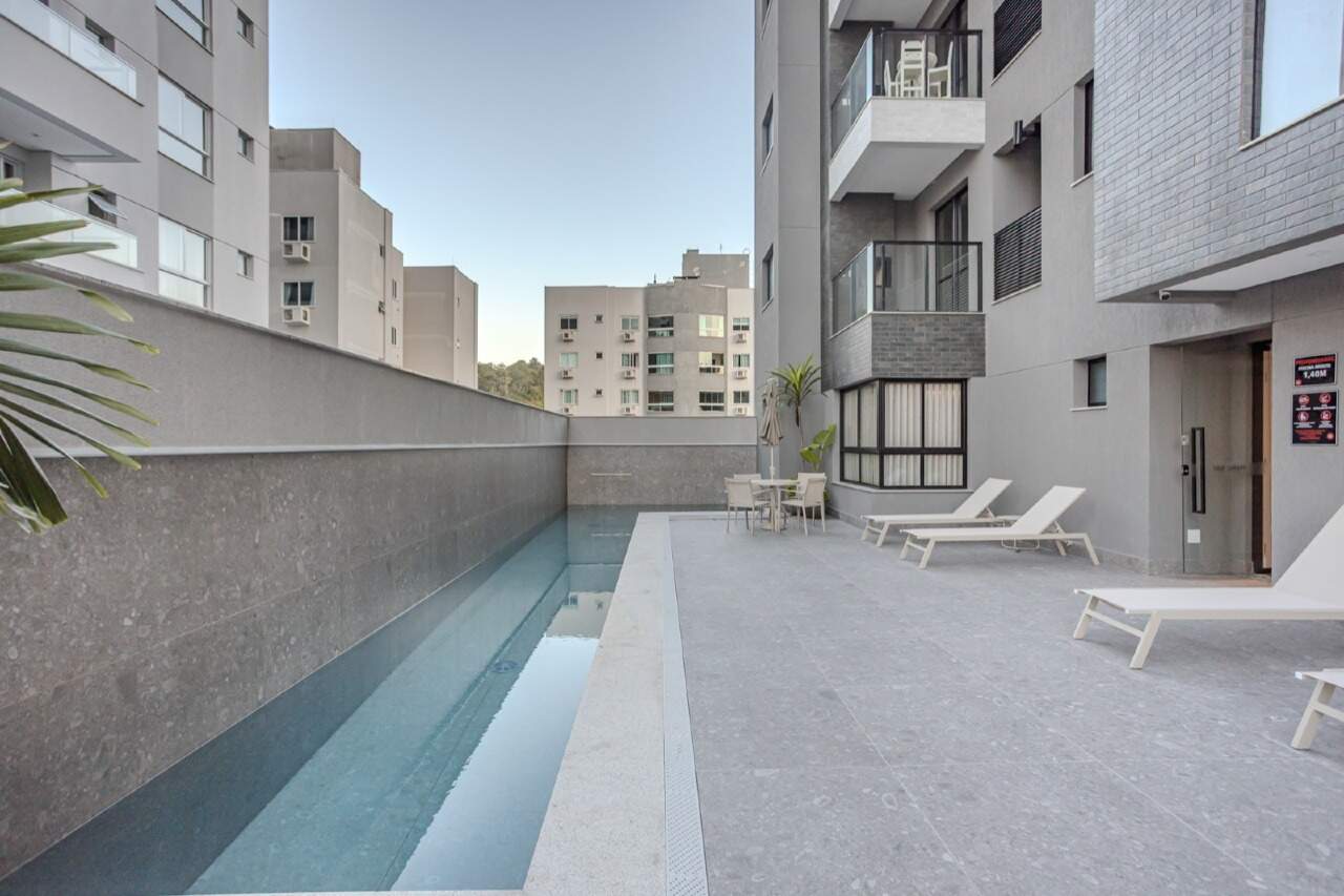 Piscina adulto com raia ao longo do deck do lazer