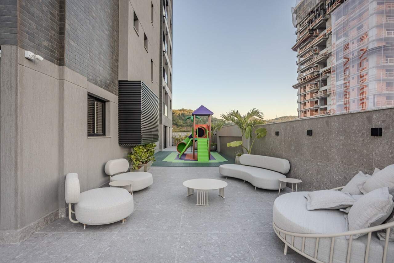 Terraço descoberto com lounge e o playground ao fundo