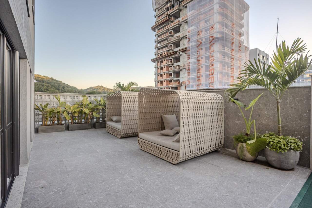 Terraço do lazer com cabanas e vasos de plantas