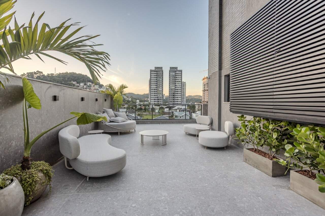 Lounge do terraço com vista para os morros e as torres da região