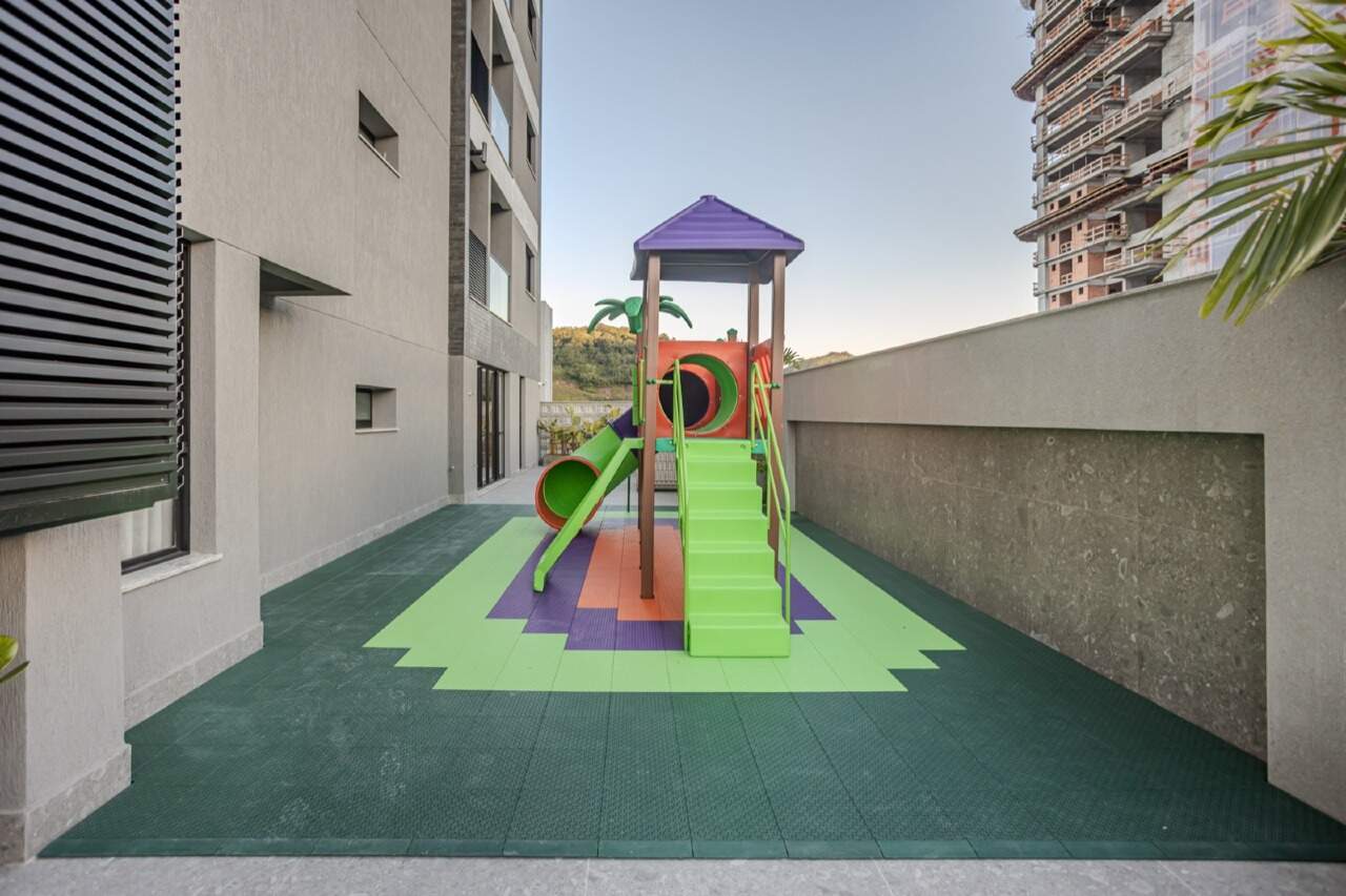 Playground com piso emborrachado no terraço