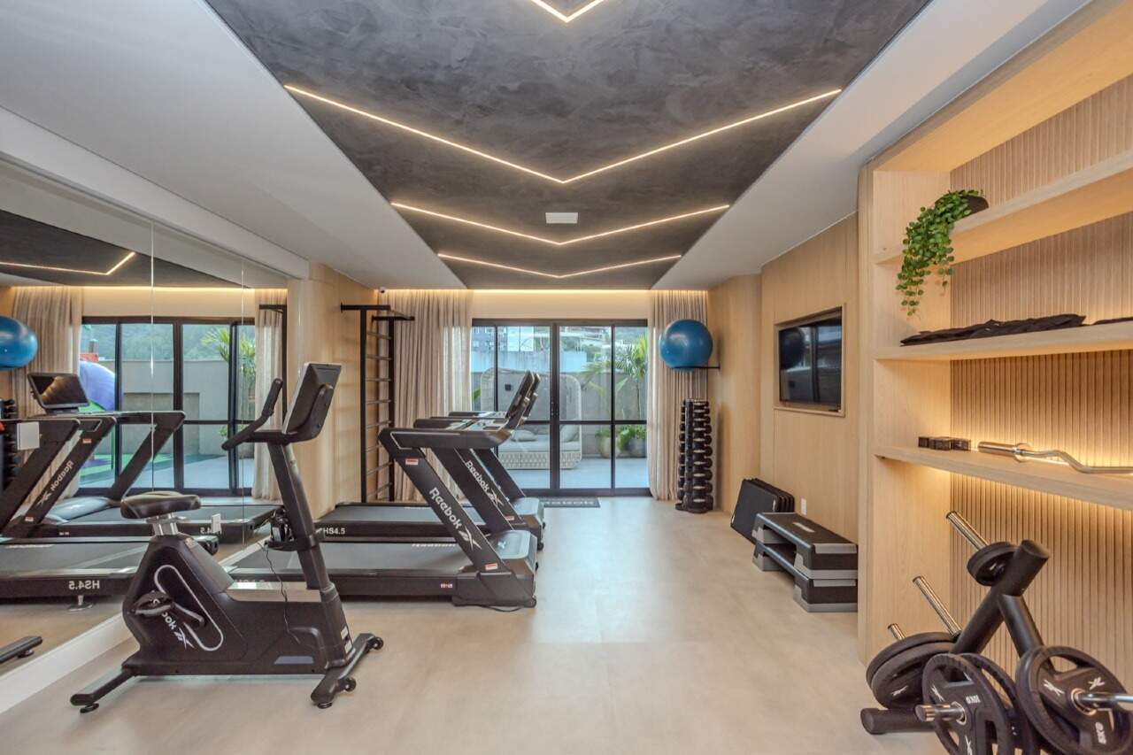 Academia com janelas e aparelhos de cardio