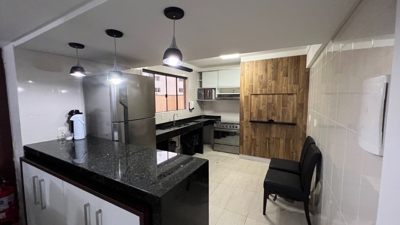 Cozinha de apoio com bancada de granito