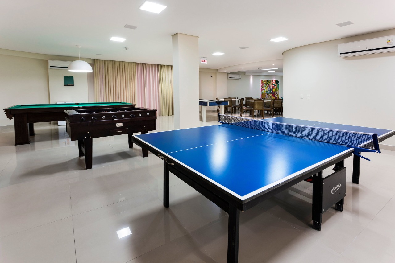 Salão de jogos com mesa de pingue-pongue