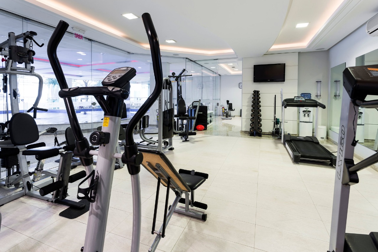 Academia com aparelhos de musculação e esteiras