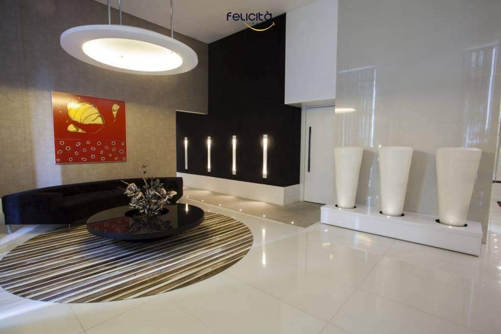 Hall social do Cartagena Residence, decorado, com luminária circular