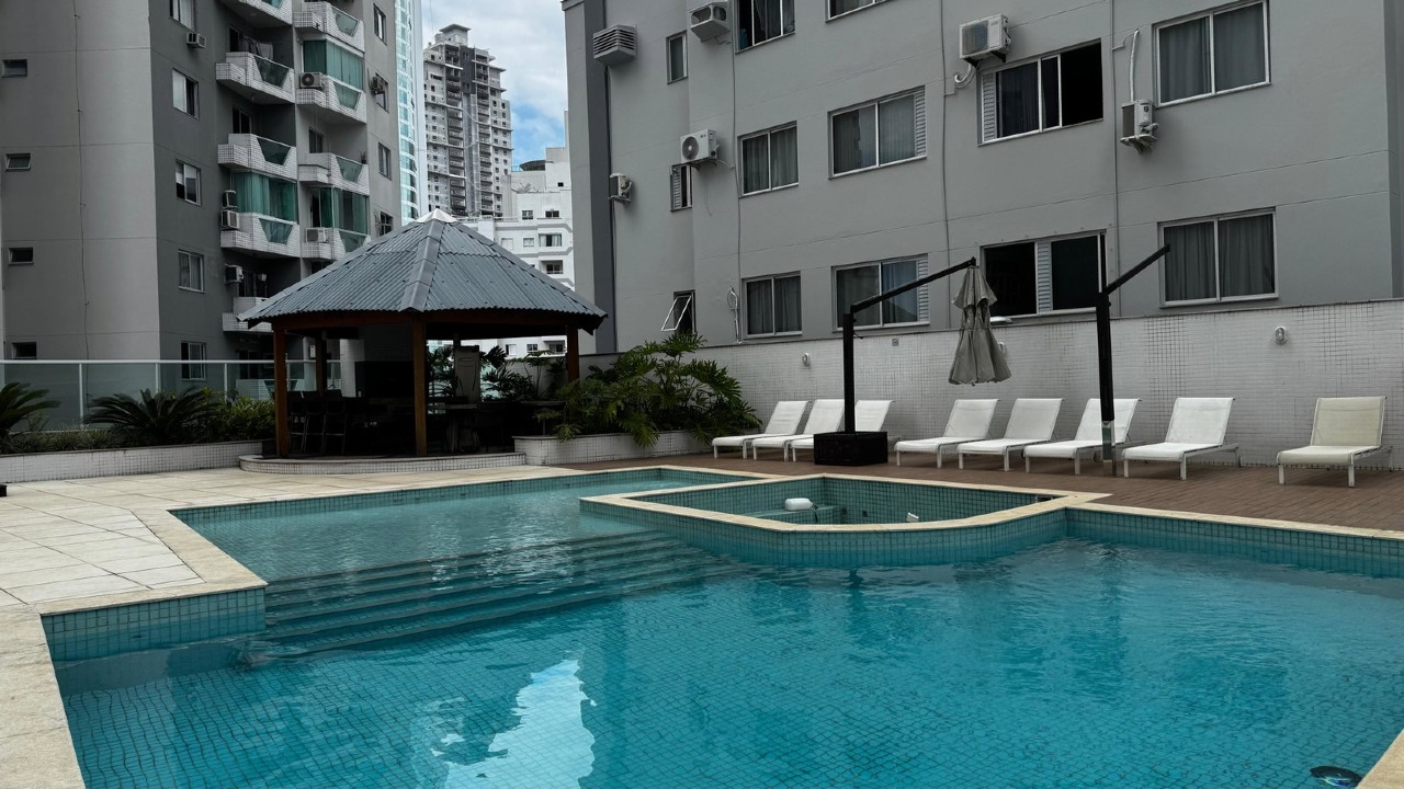Piscinas adulto e infantil do Cartagena Residence, com espreguiçadeiras