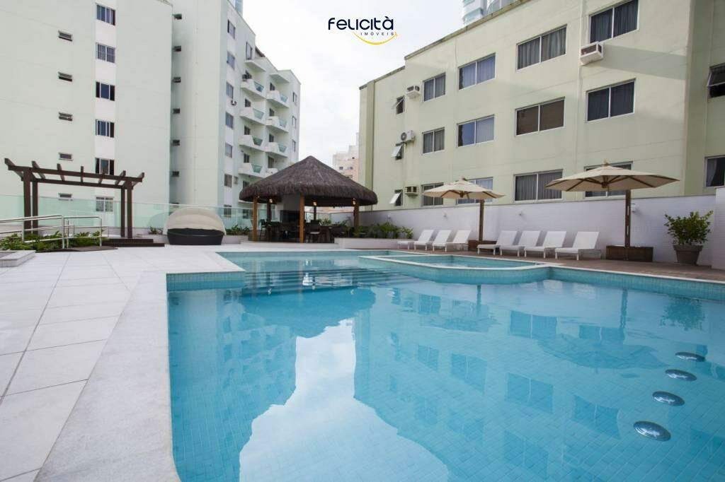 Piscina e deck do Cartagena Residence