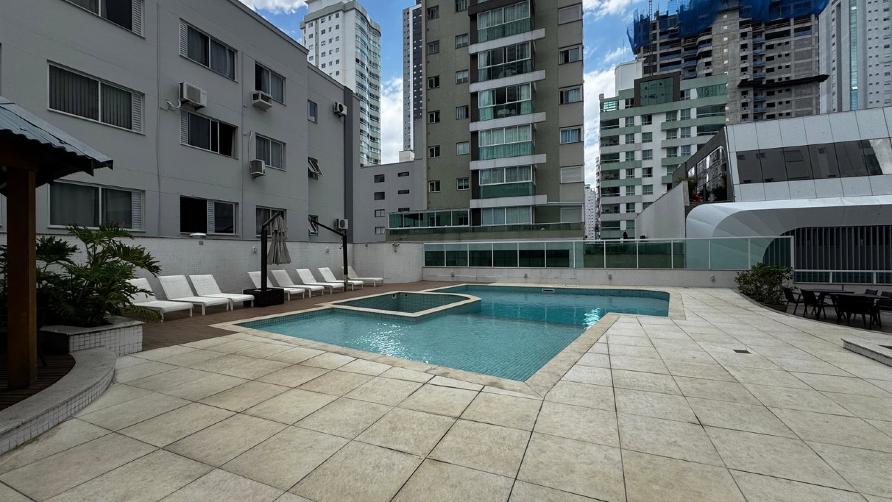 Piscina e solário do Cartagena Residence