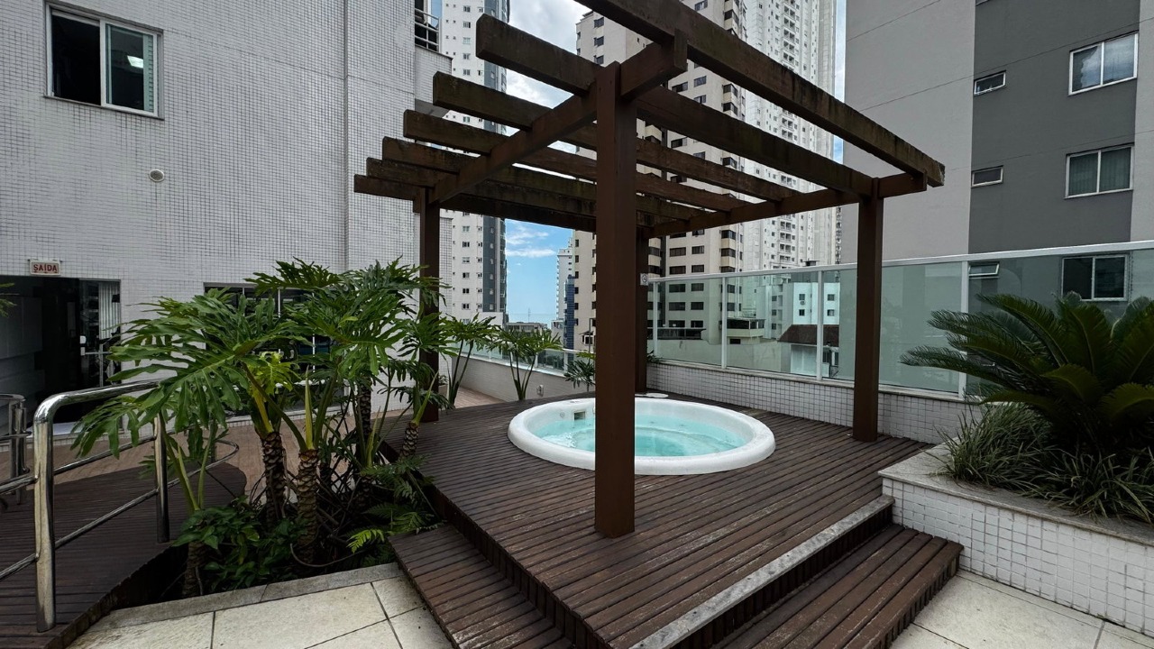 Spa com hidromassagem sob pergolado de madeira