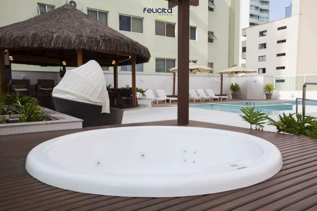Hidromassagem com deck de madeira, ao lado da piscina