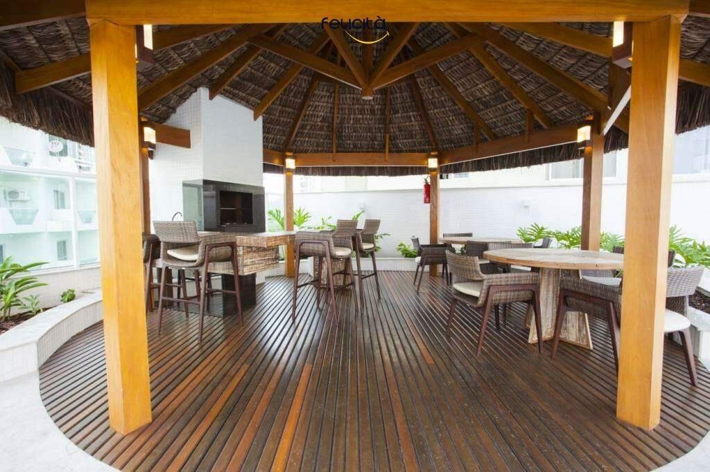 Quiosque com churrasqueira e mesas, no lazer do Cartagena Residence