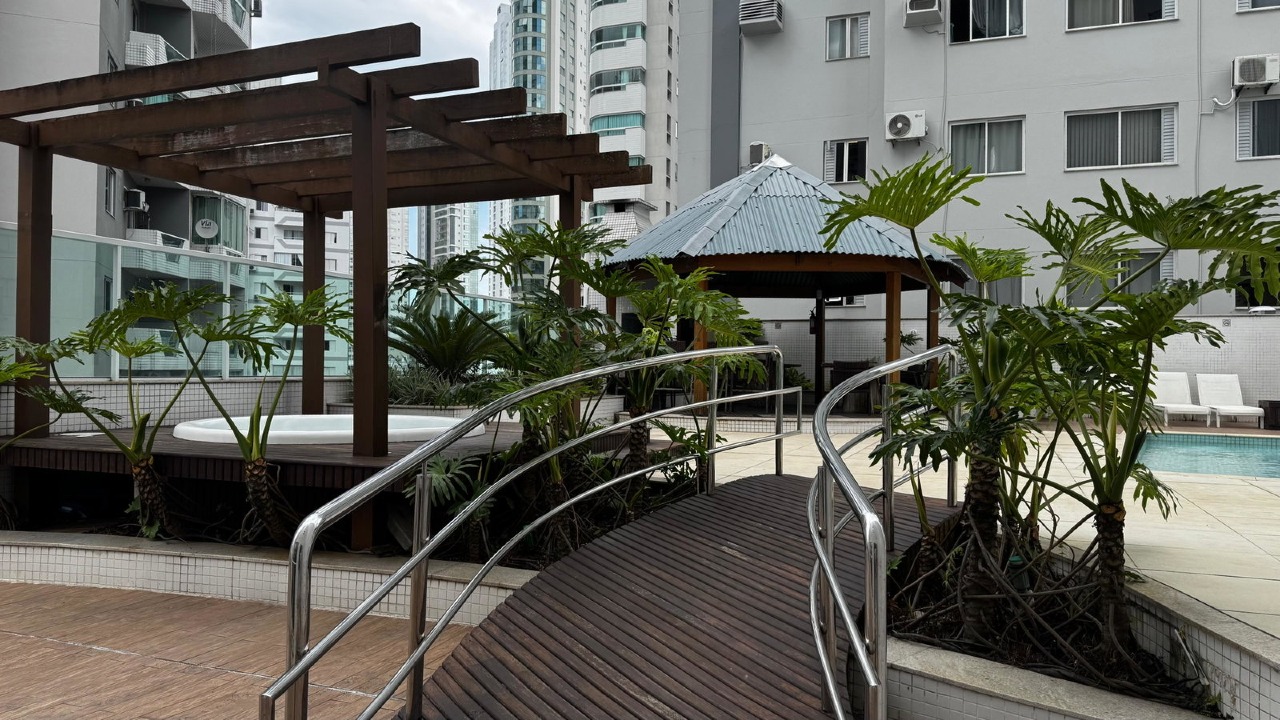 Passarela com pergolado e jardim no lazer do Cartagena Residence