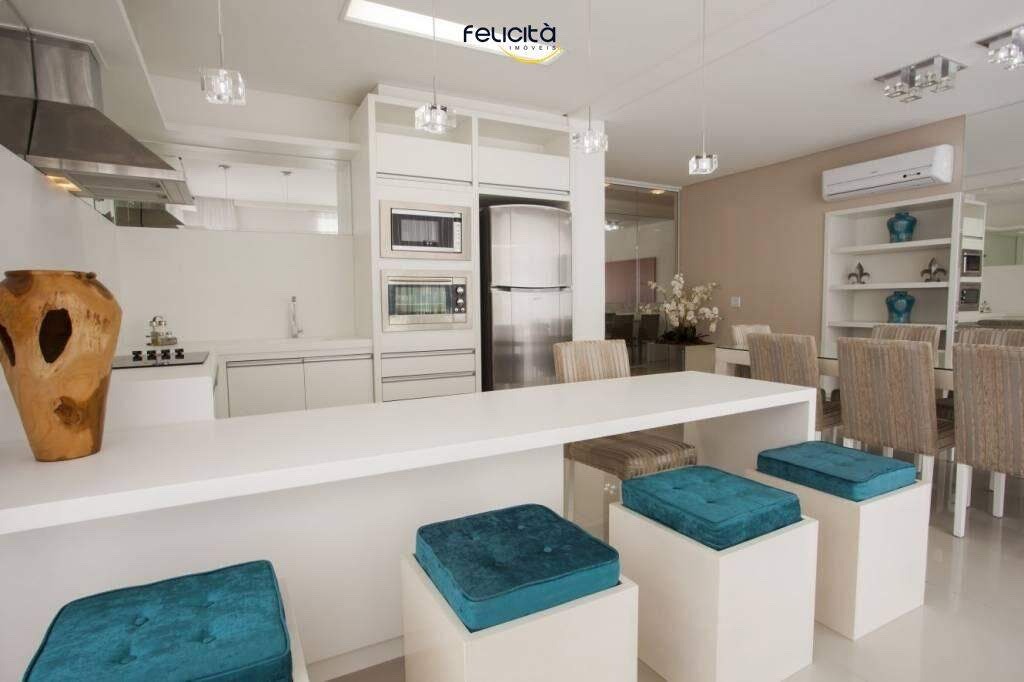 Espaço gourmet com cozinha equipada e bancada