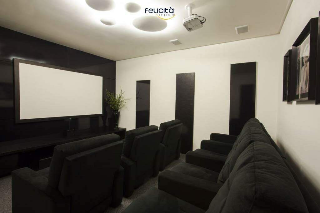 Cinema do Cartagena Residence com poltronas e tela de projeção