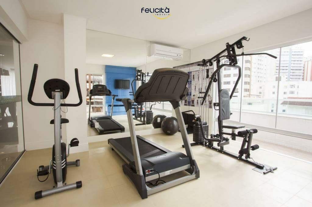 Academia com esteiras, bicicleta e estação de musculação