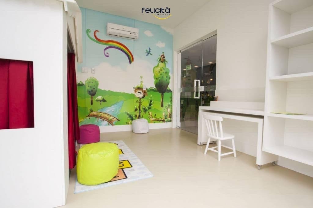 Brinquedoteca com painel ilustrado e mobiliário infantil