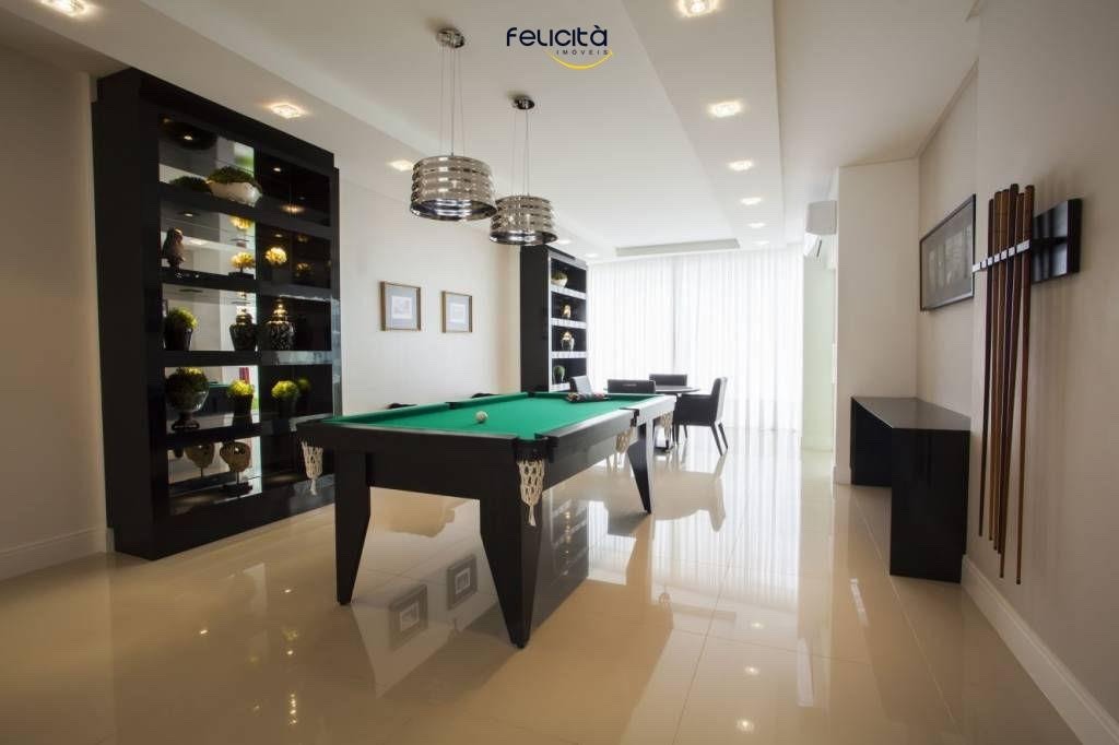 Sala de jogos com mesa de sinuca