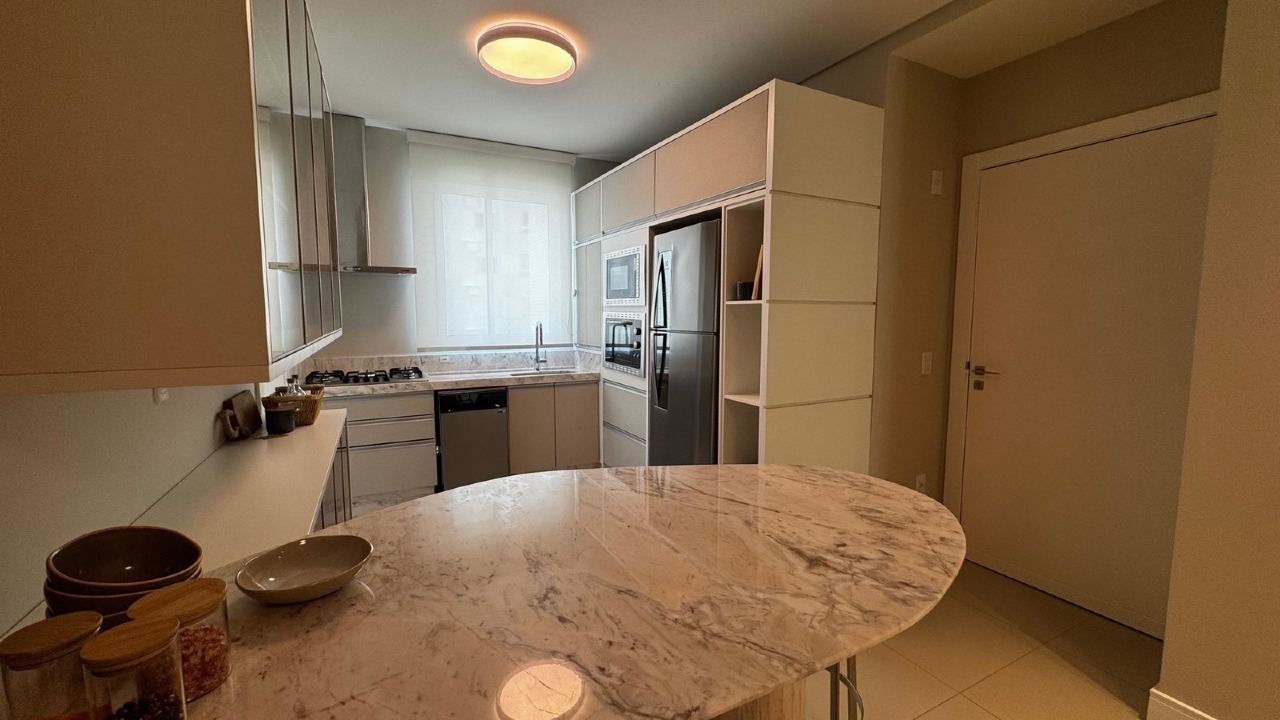 Cozinha planejada de um apartamento decorado do Cartagena Residence