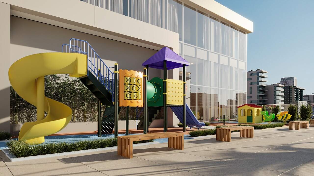 Playground ao ar livre com escorregador em espiral (imagem ilustrativa)