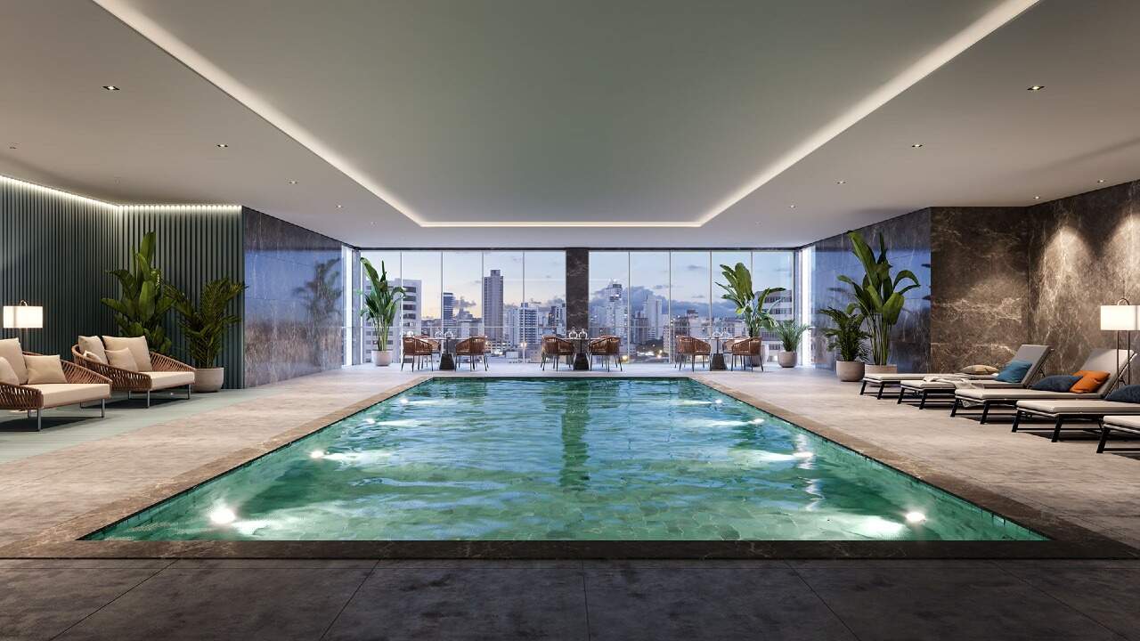 Piscina aquecida coberta, com espreguiçadeiras (imagem ilustrativa)