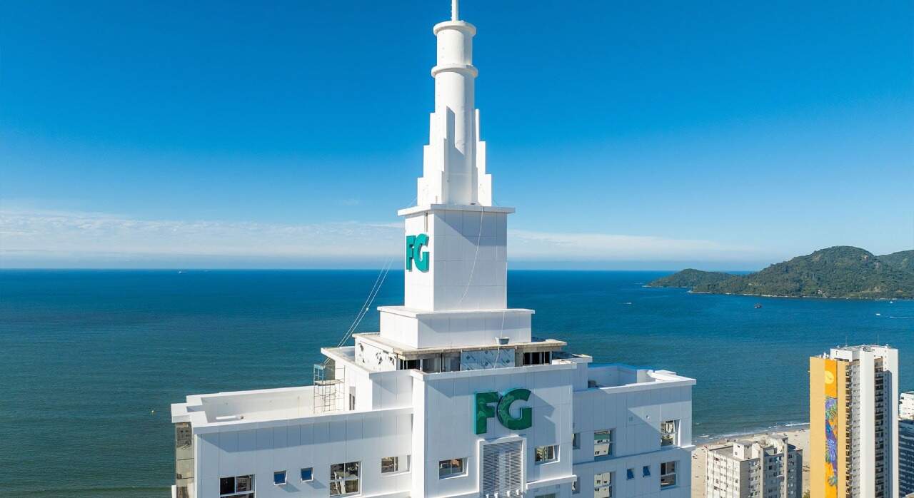 Topo do Grand Place Tower com o logotipo da FG e o mar ao fundo