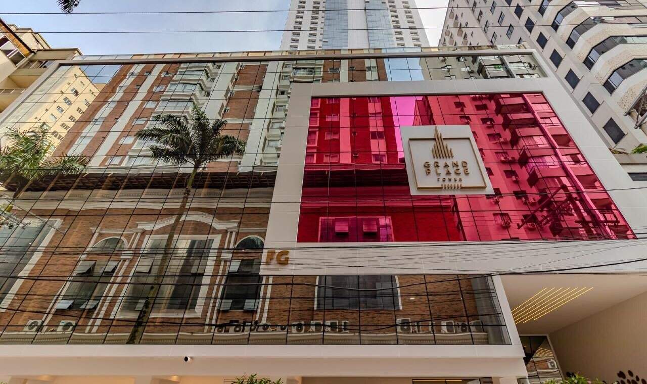 Embasamento do Grand Place Tower com o logotipo do prédio e a marca da FG
