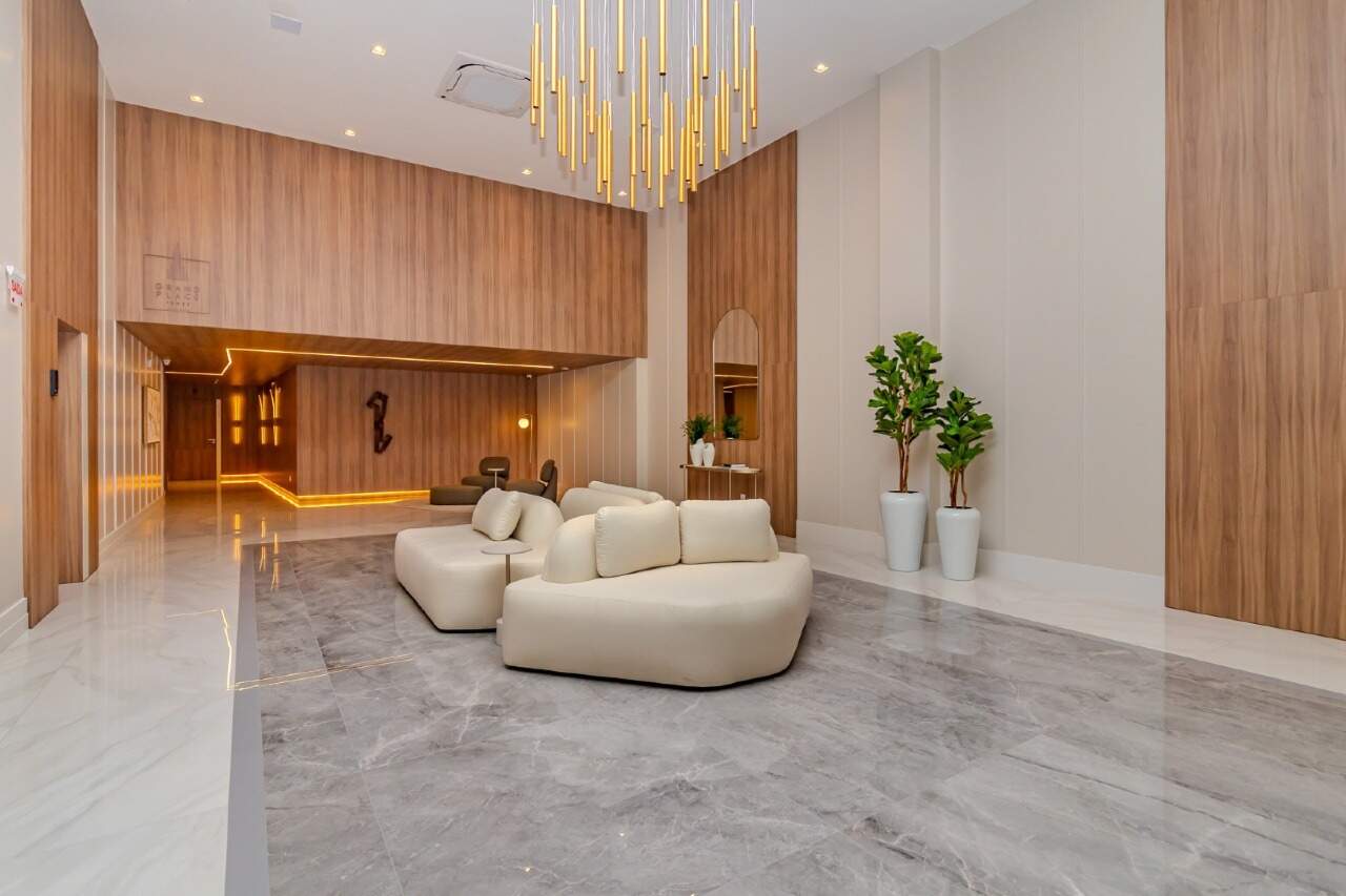 Hall de entrada do Grand Place Tower, com estar e lustre