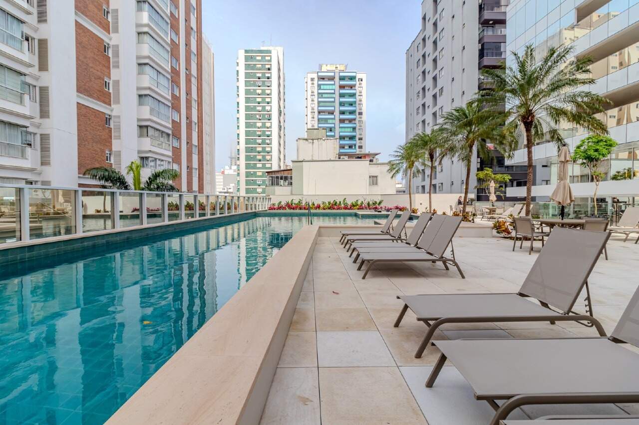 Piscina adulto com espreguiçadeiras