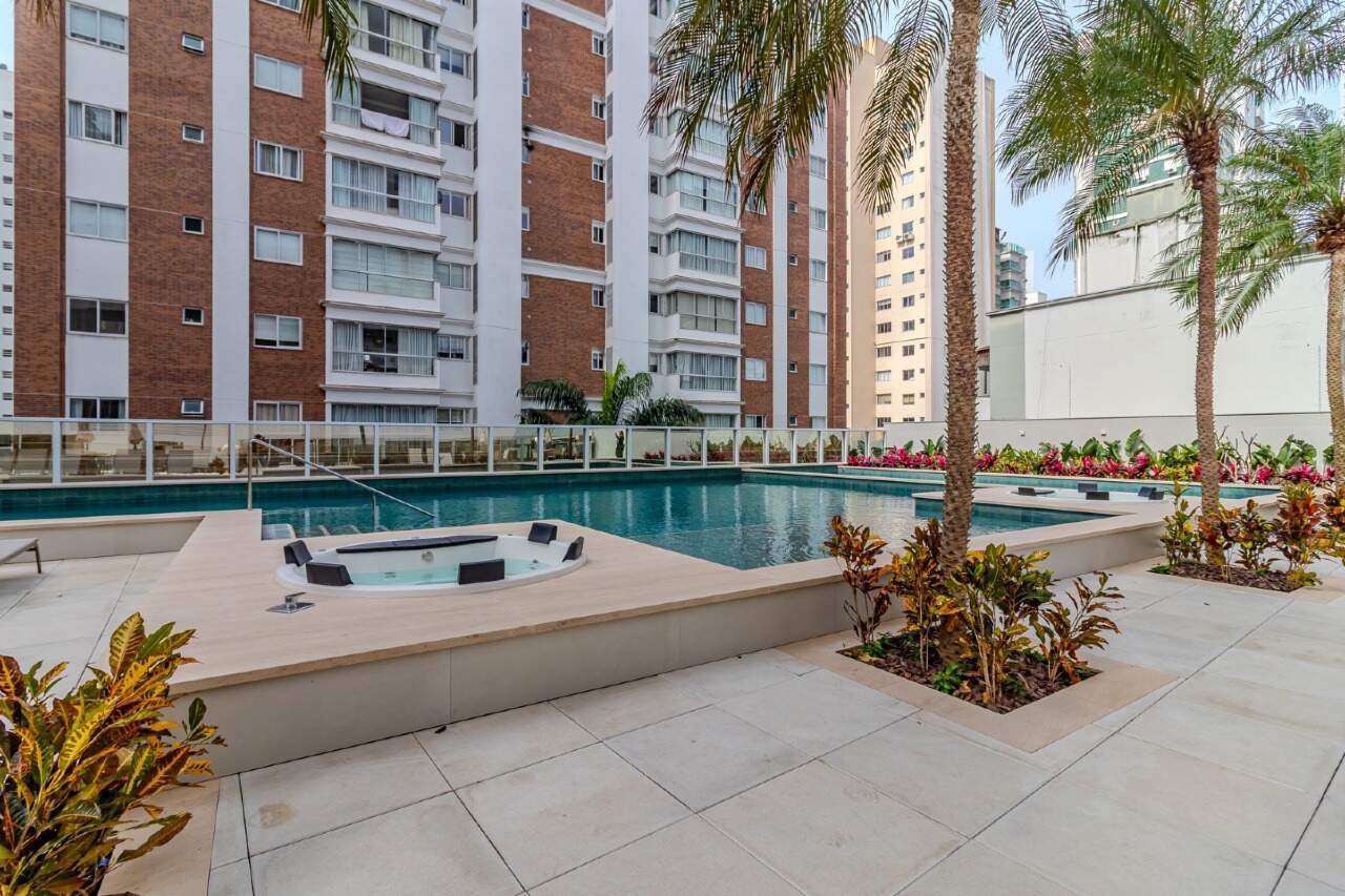 Piscina com hidromassagem, palmeiras e jardins