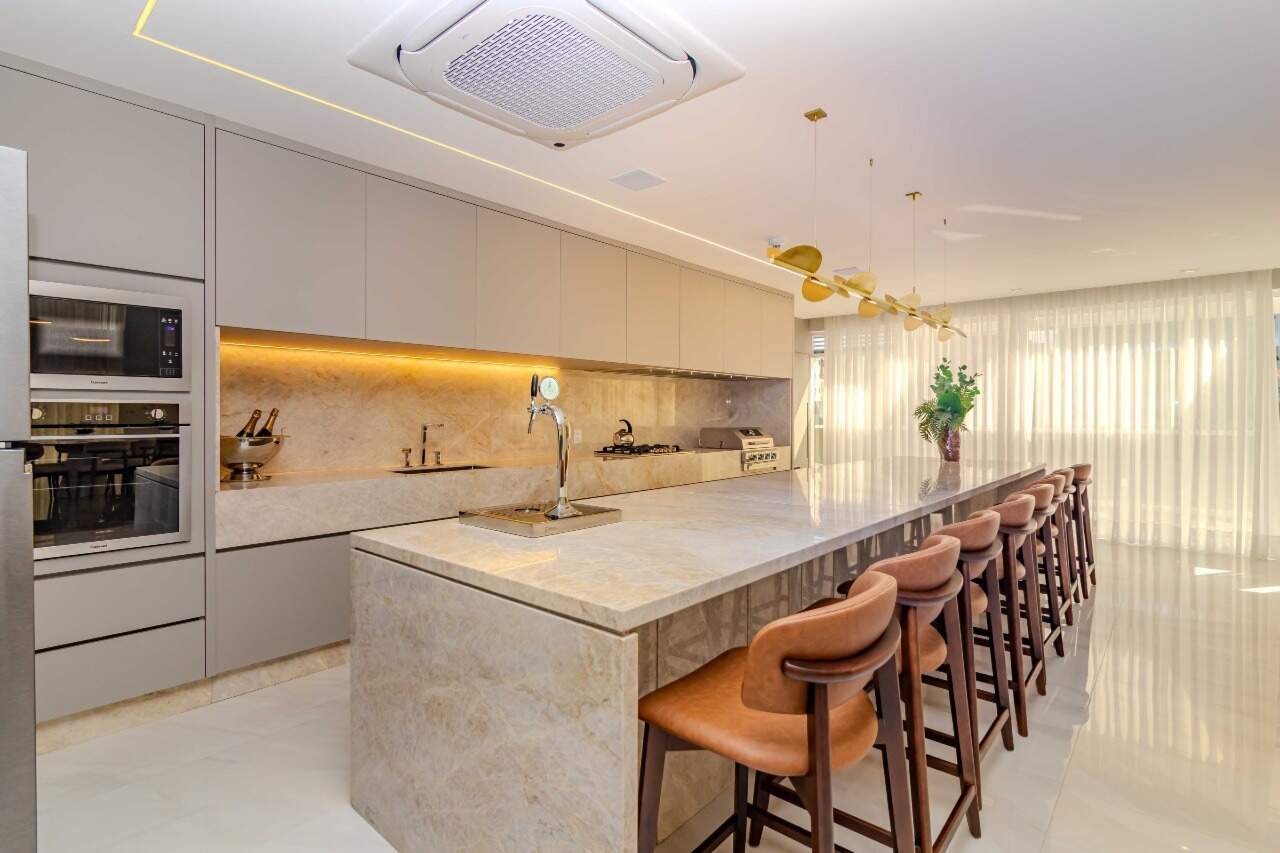Cozinha gourmet com ilha e banquetas