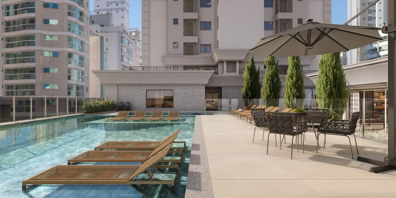 Piscina adulto com deck molhado e espreguiçadeiras no Gales Village (imagem ilustrativa)
