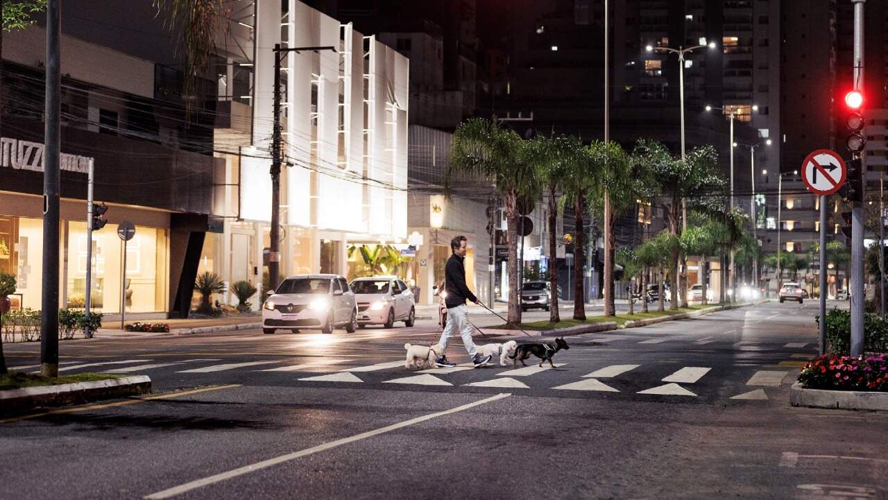 Região do Gales Village à noite, com lojas de decoração e avenida arborizada (foto da Embraed)