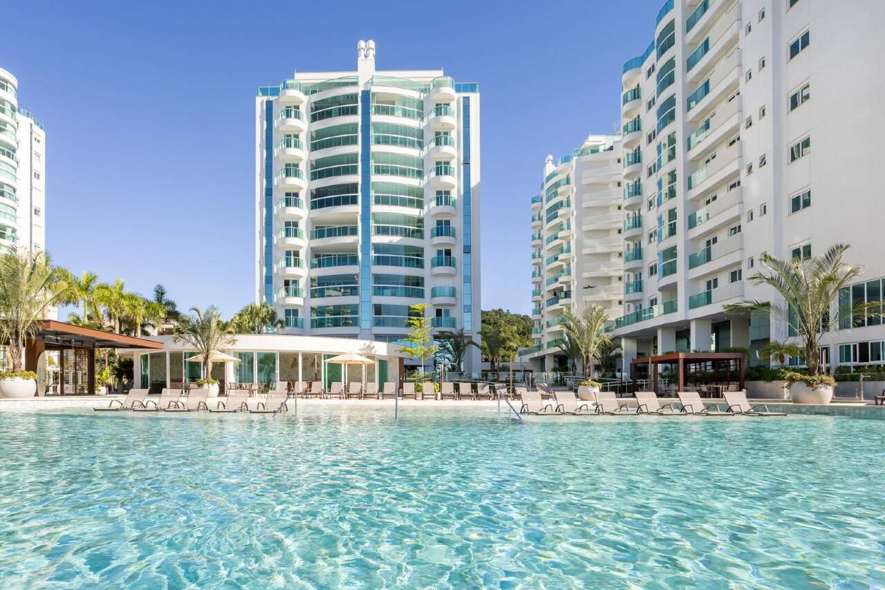Piscina do Reserva Figueira com as torres ao fundo, na Praia Brava