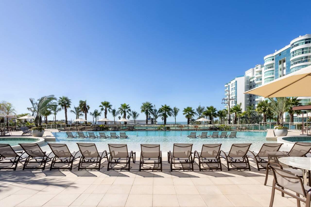 Espreguiçadeiras na borda da piscina do Reserva Figueira