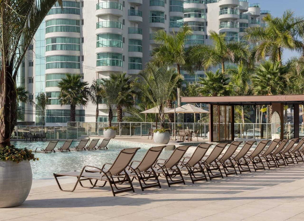 Piscina com pergolado no lazer do Reserva Figueira