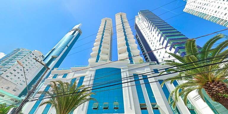 As duas torres do Renaissance vistas da calçada da Avenida Atlântica