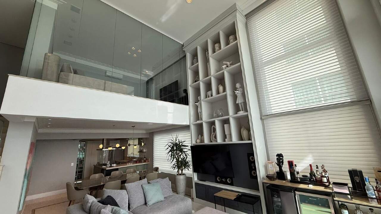 Living com pé-direito duplo e mezanino, marca dos apartamentos de 268 m²