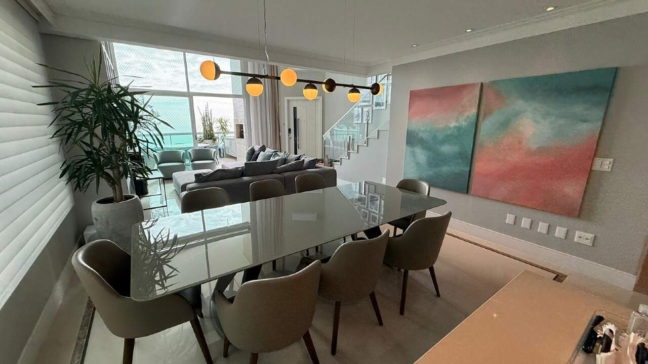Sala de jantar com o living e a sacada envidraçada ao fundo