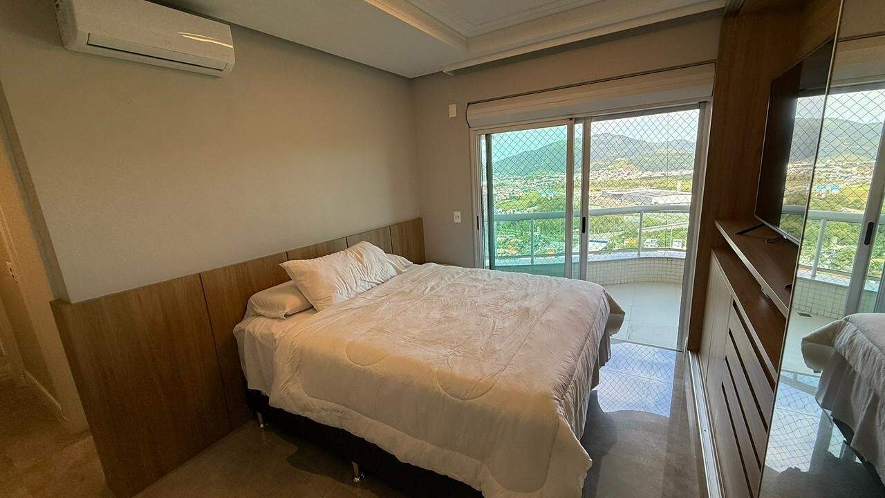Suíte com sacada e vista para os morros de Balneário Camboriú