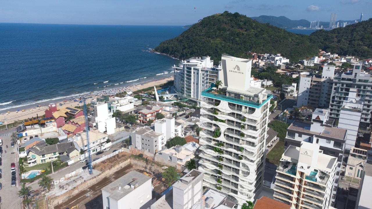 Fotomontagem aérea do Brava Lux entre a praia e o morro (imagem ilustrativa)