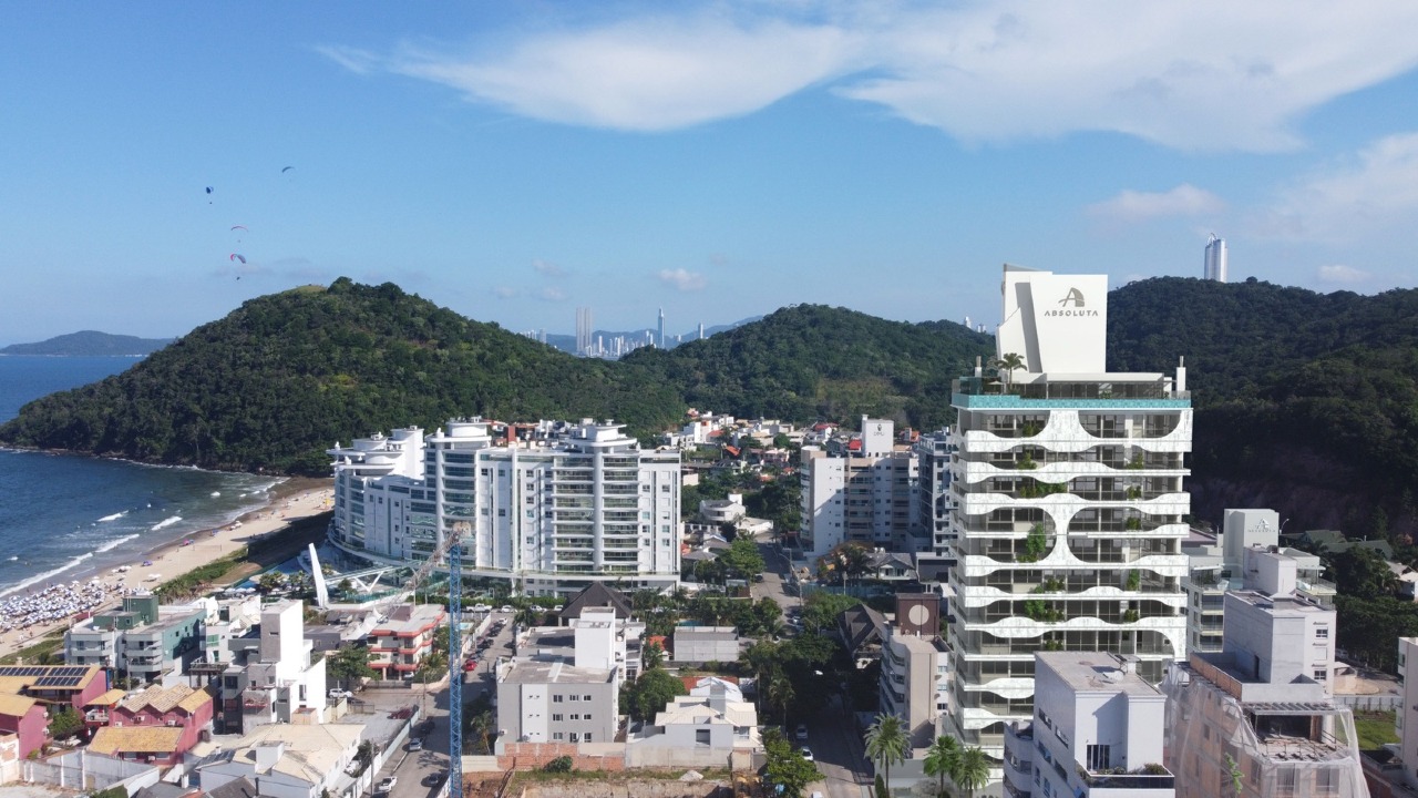Fotomontagem aérea com o morro e Balneário Camboriú ao fundo (imagem ilustrativa)