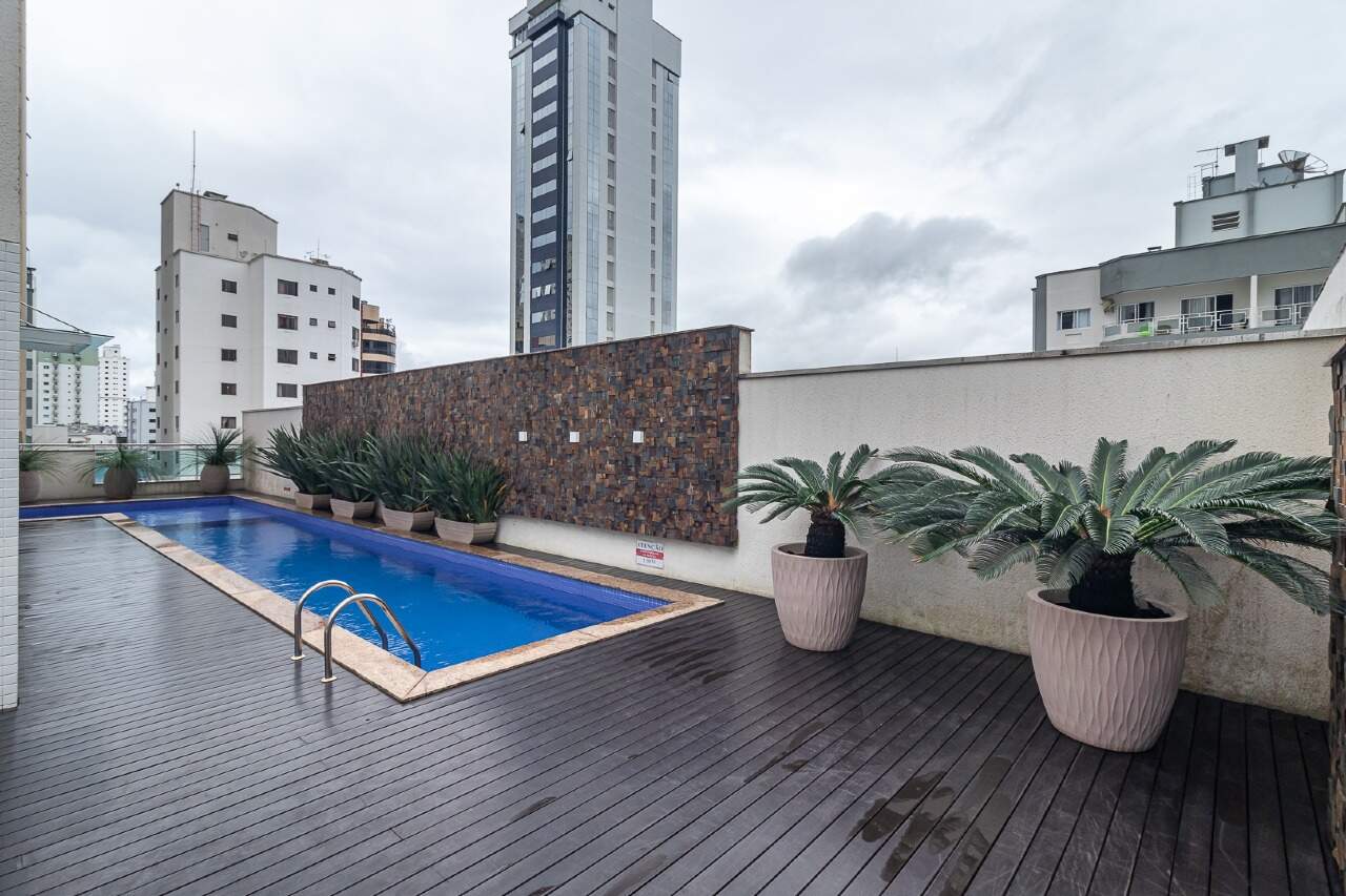 Piscina do Roverè della Luna vista do deck