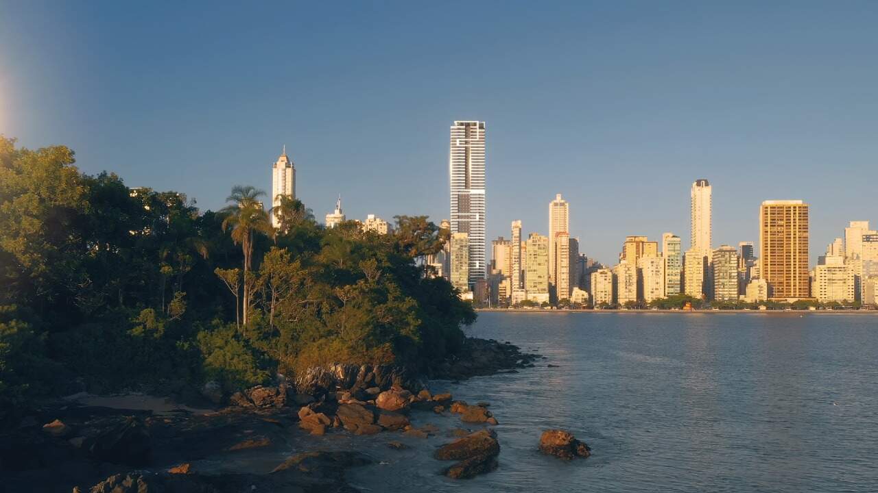 O Marena no horizonte de Balneário Camboriú, visto da Ilha das Cabras (imagem ilustrativa)