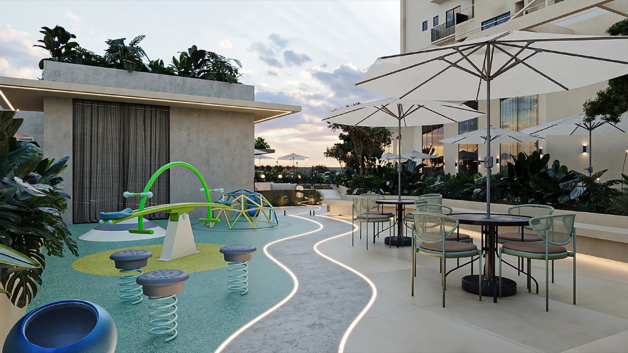 Playground com brinquedos e mesas sob ombrelones (imagem ilustrativa)